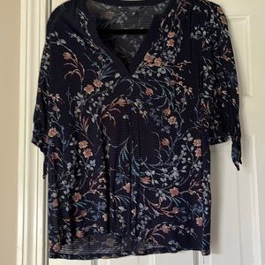 Lucky Brand. Women’s semi-sheer Navy floral short sleeve top. Size M